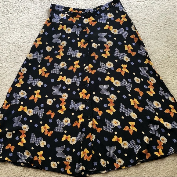 Skirt - prettiest little butterfly and daisies skirt that buttons down the front - Picture 2 of 10
